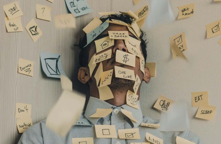 Een man met stress door de 4-daagse werkweek.
