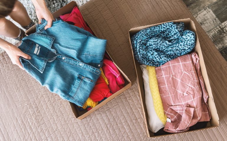 Vrouw pakt kleding in op duurzame manier