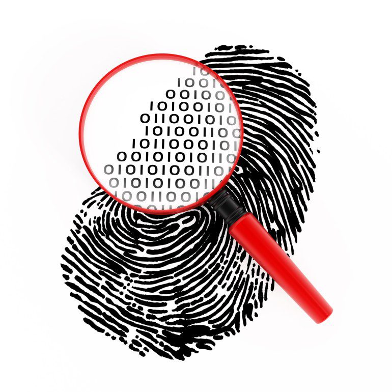 Vingerafdruk met vergrootglas die inzoomt op code.