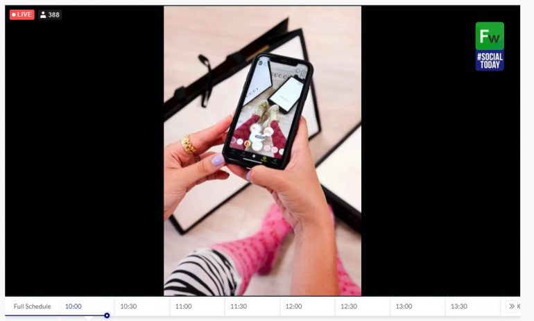 Kirsten Jassies die met AR virtueel schoenen past op Instagram.