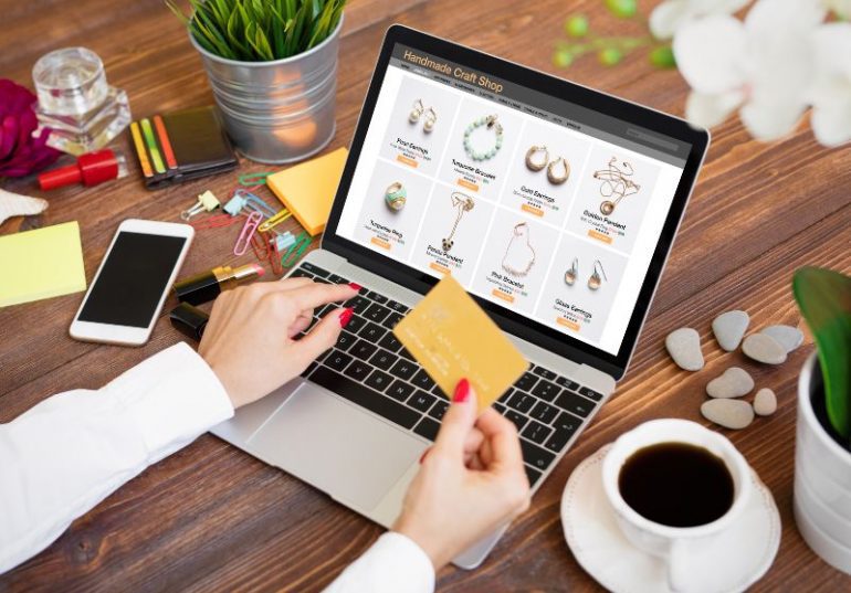 Iemand die iets koopt op een webshop via Shopify.