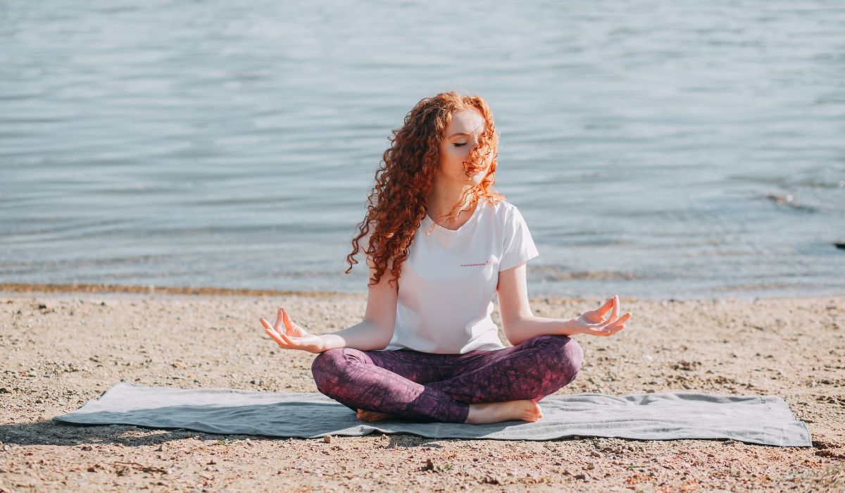 Vrouw op een yogamat 