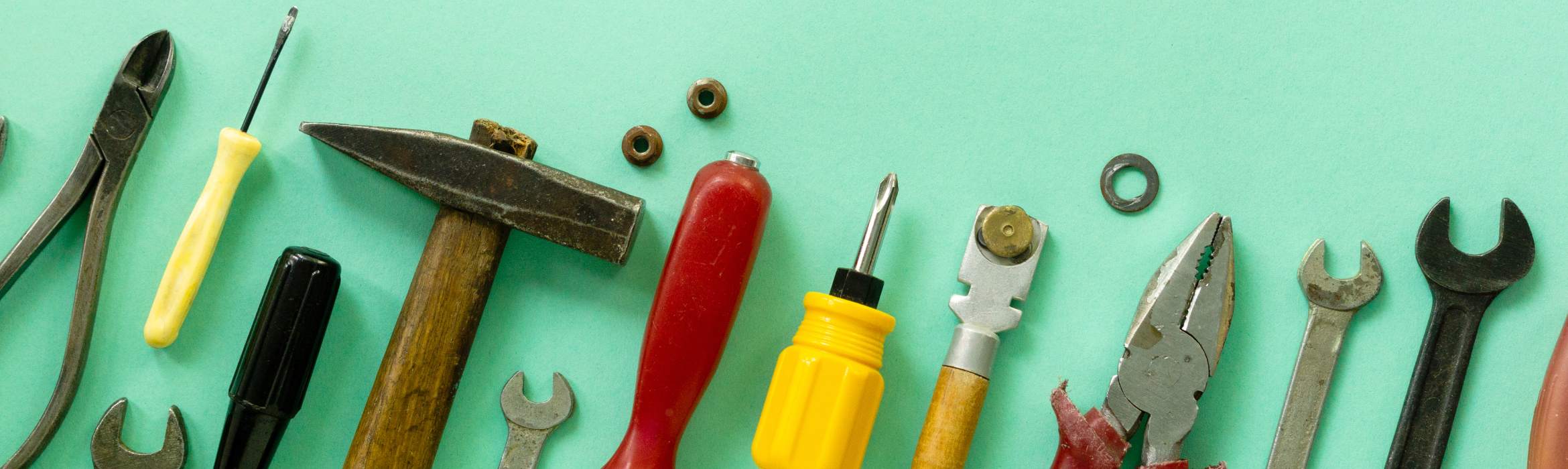 Gereedschap op groene achtergrond bij artikel over contentcreatie-tools