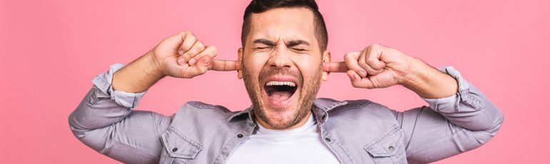 Man met vingers in zijn oren