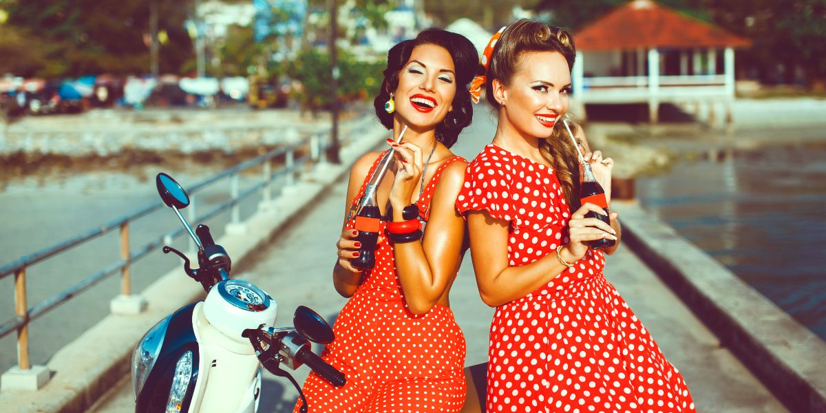 2 vrouwen die cola drinken.