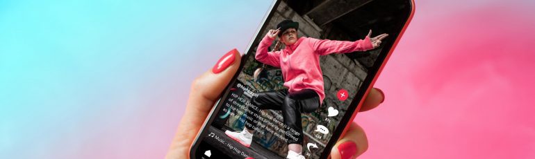 TikTok dansvideo op telefoon bij social media updates