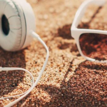 13 podcast-tips voor een inspirerende zomer