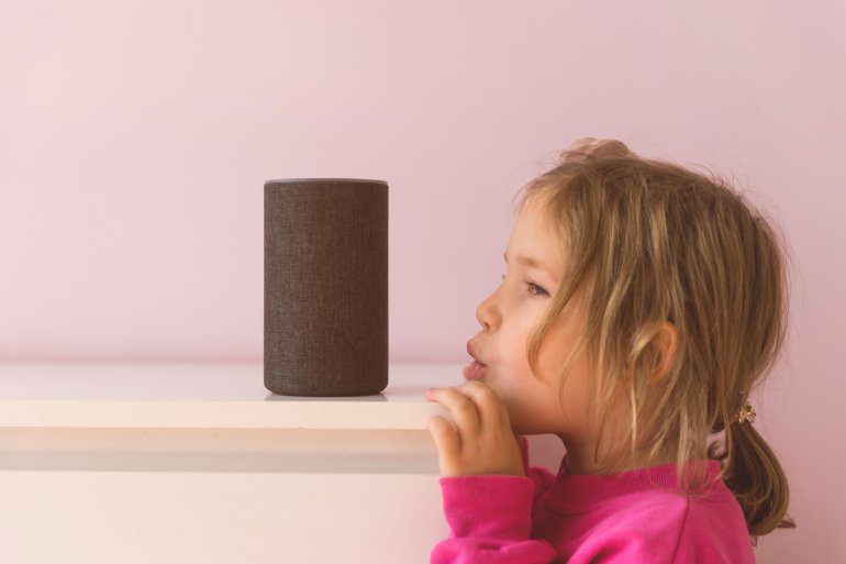 Kind met voice speaker.