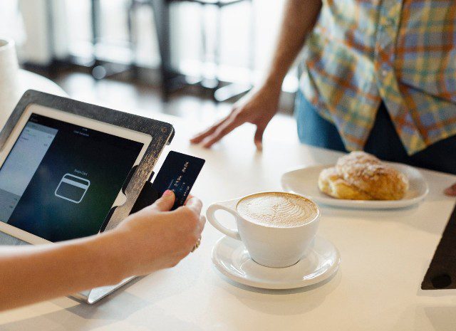Uitgaven in restaurants 79% hoger dan vorig jaar, terwijl uitgaven in retail dalen