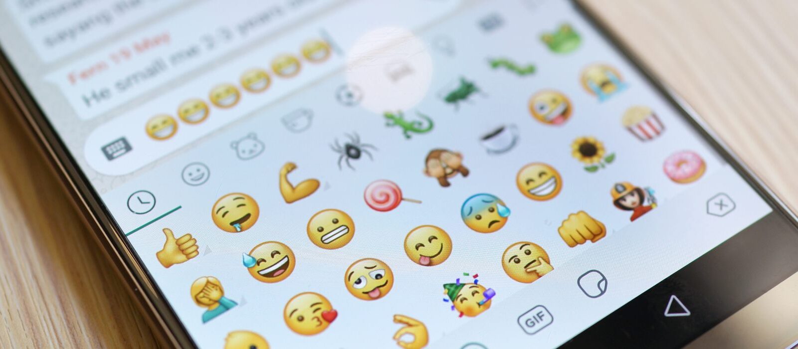 Dit is de emoji-etiquette voor zakelijke communicatie & marketing 💼