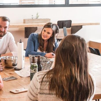 Zo blijven werknemers langer bij jouw agency [8 tips]