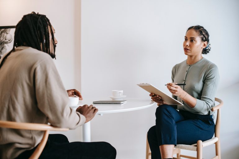 Vrouw interviewt een man