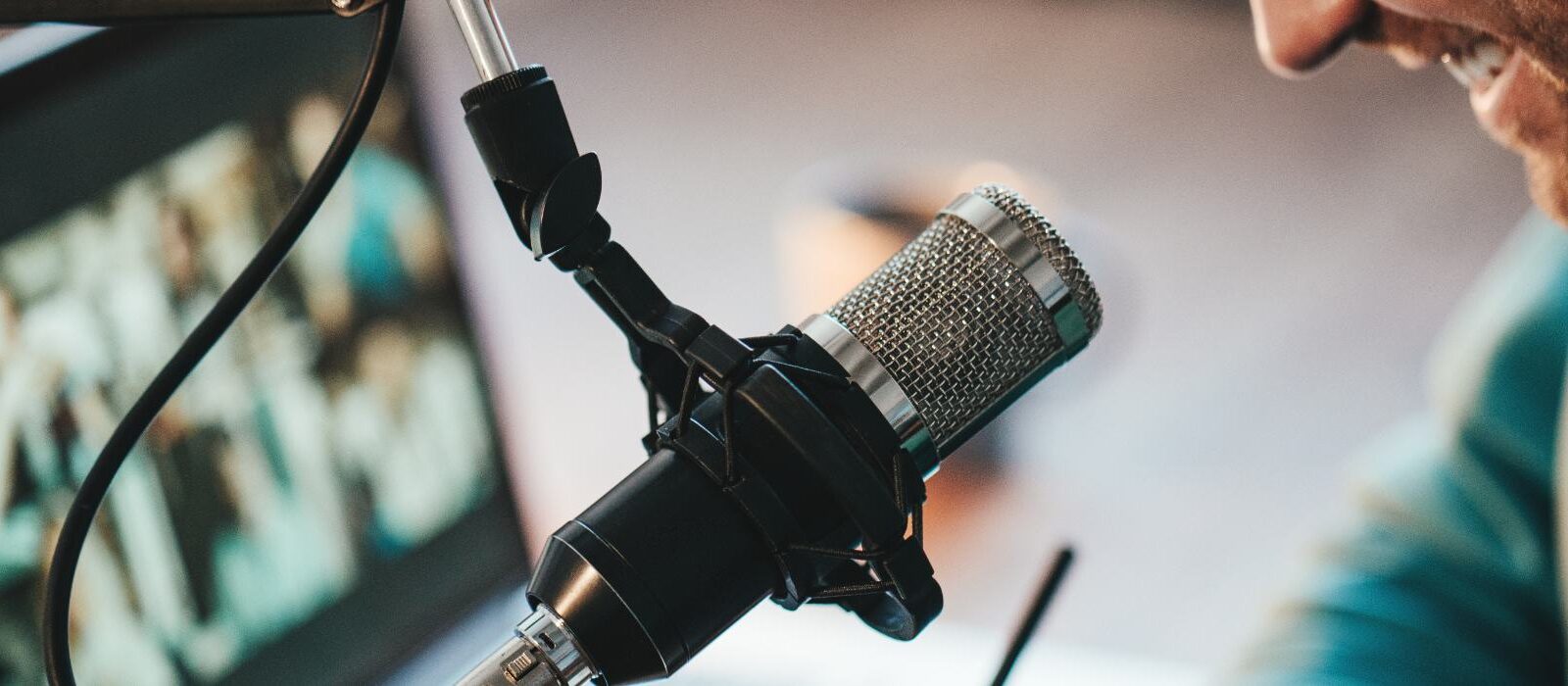 Podcasts in 2022: luister- en kijkgedrag, ontwikkelingen & uitdagingen [onderzoek]