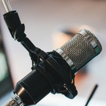 Podcasts in 2022: luister- en kijkgedrag, ontwikkelingen & uitdagingen [onderzoek]