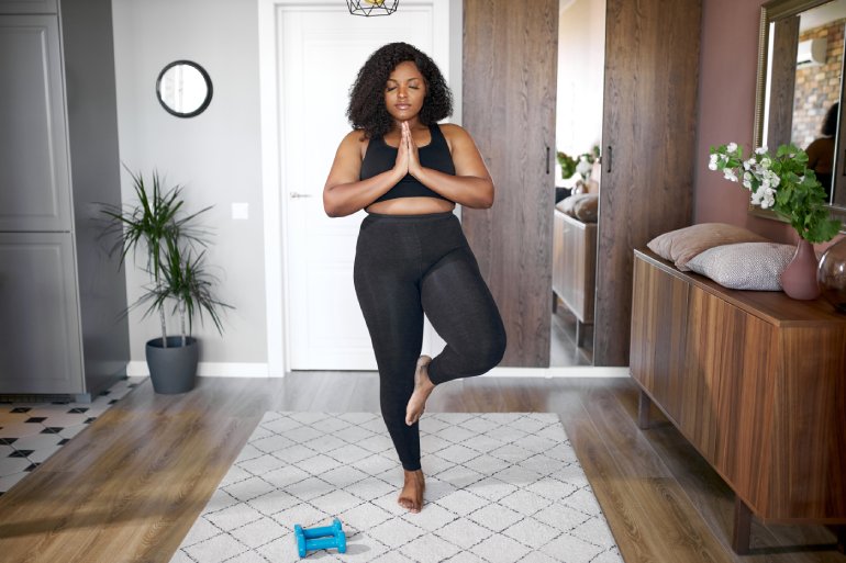 Yogahouding in huis.