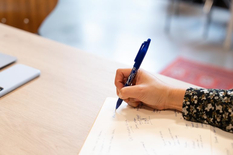 hand aan het schrijven