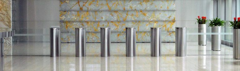 Poortjes in een lege kantoorlobby bij tips voor storytelling als thought leader