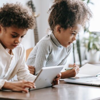 Universiteit Leiden en JetLearn werken samen om meer kinderen te leren programmeren