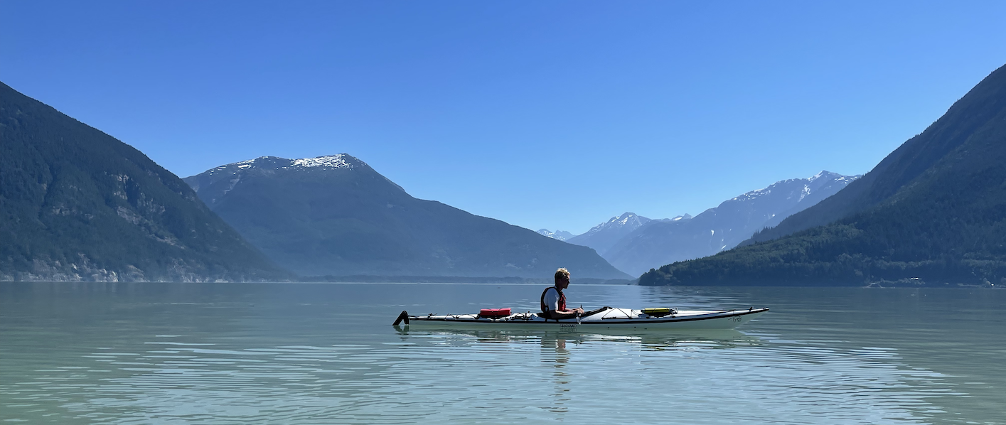 Foto van een kayak.