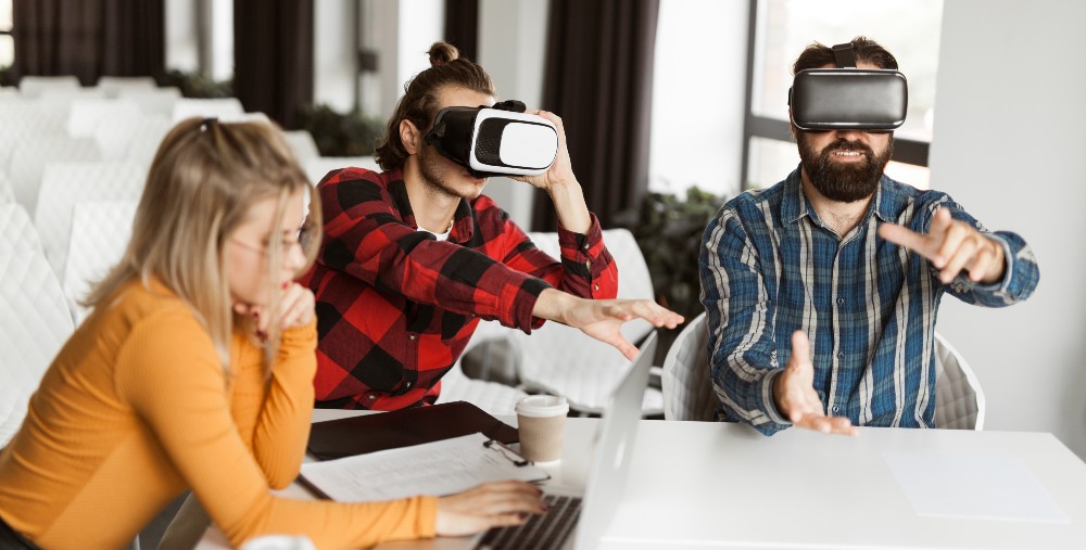 Mensen met VR-bril op in metaverse.