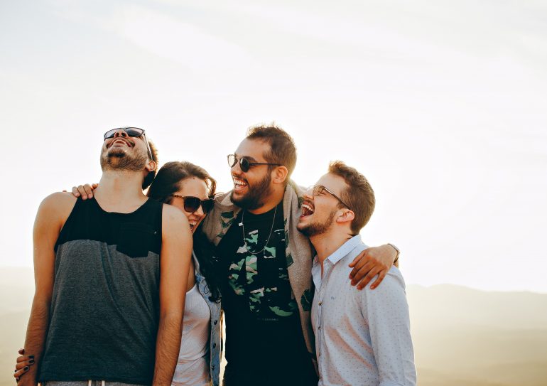 4 personen aan het lachen