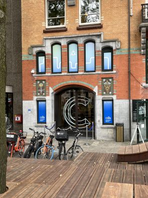 Buitenkant van het Capital C-pand met logo's van CSA-IOT en Matter