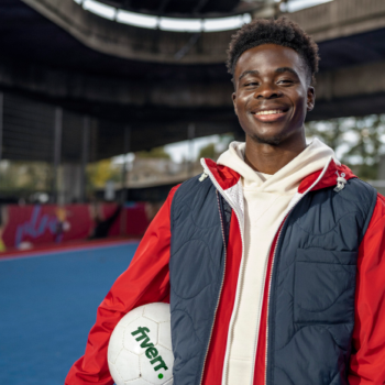 Engeland sterspeler Bukayo Saka sluit samenwerking met freelance platform Fiverr voor kansengelijkheid