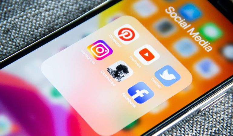 Afbeelding met social media op een telefoon.