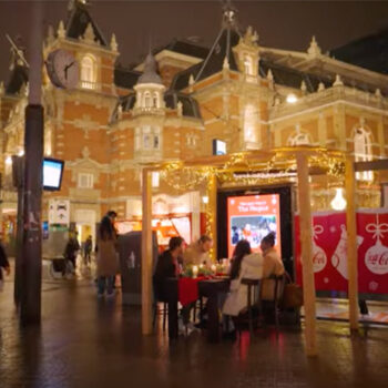 Coca-Cola, Global Nederland, JCDecaux NL en Robot Kittens organiseren Digital OOH Kerstdiner