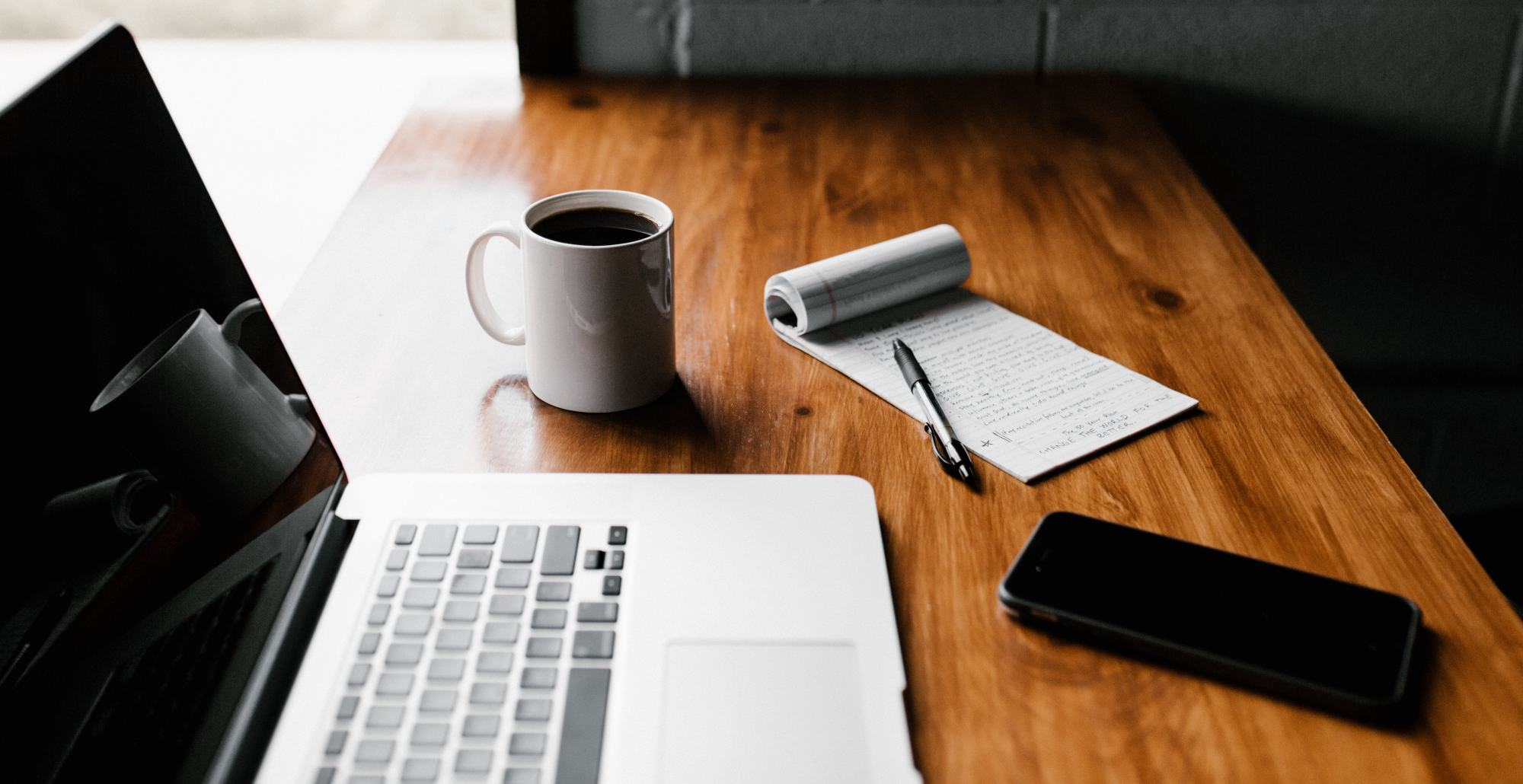 HR-medewerker die vacature aan het schrijven is.