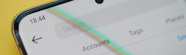 Zoekbalk in Instagram-app ter illustratie van SEO voor social media - PixieMe via Shutterstock