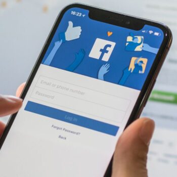 Facebook: van online jaarboek naar miljardenplatform [infographic]