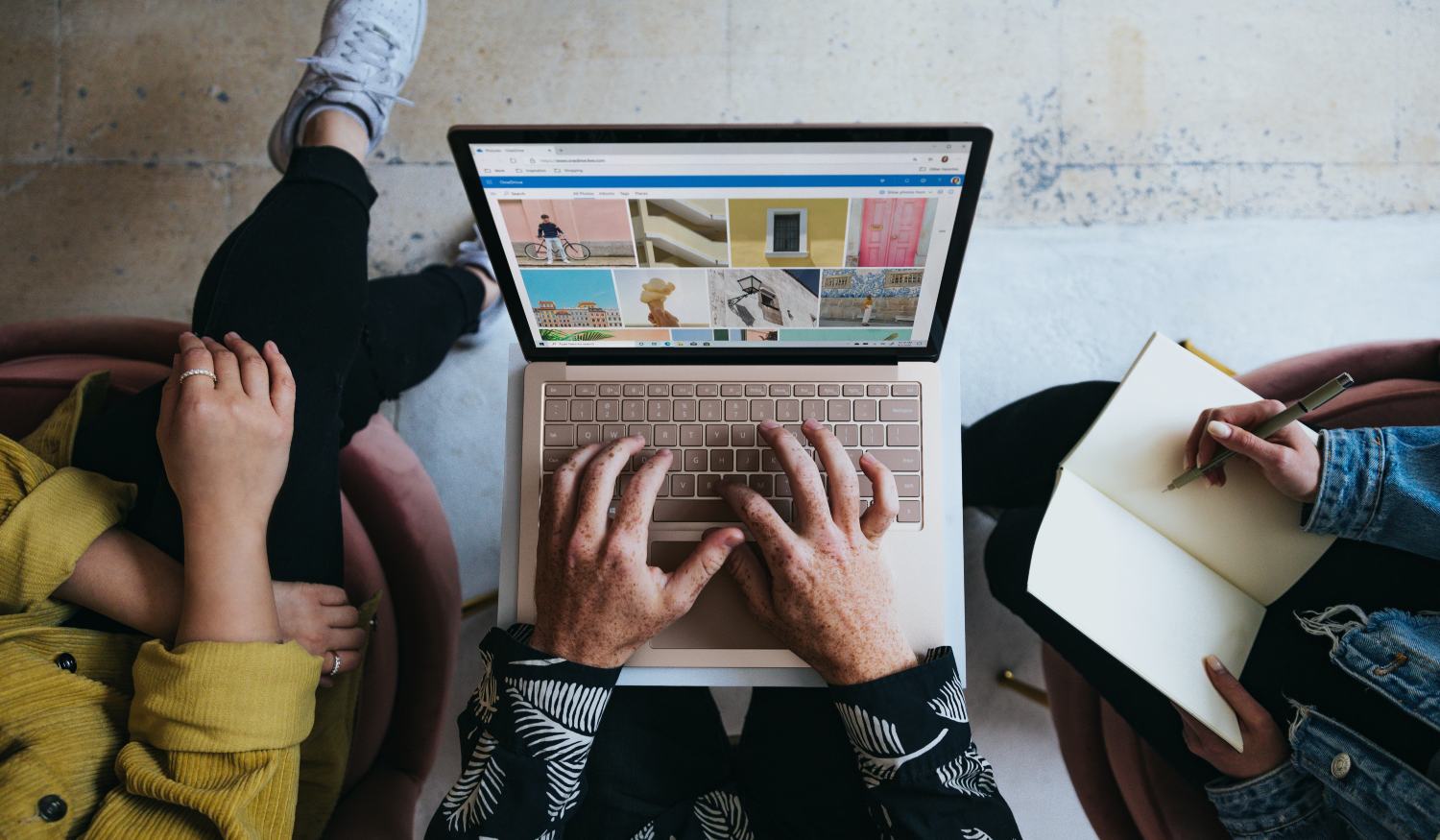 3 personen met laptop