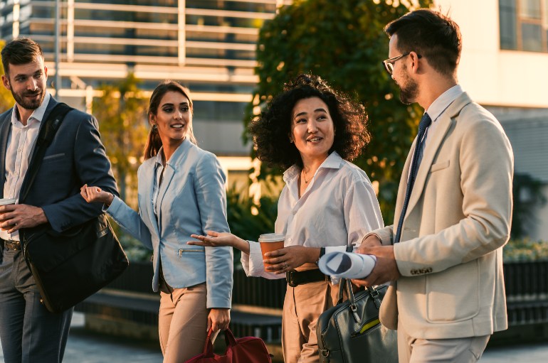 Collega's spreken elkaar buiten kantoor. 