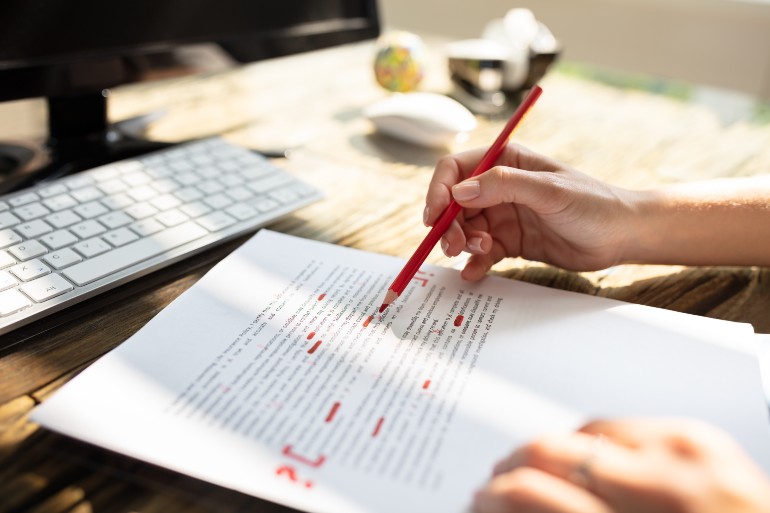 Fouten in teksten corrigeren op papier. 