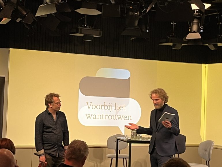 Een foto tijdens de boekpresentatie van 'Voorbij het wantrouwen'