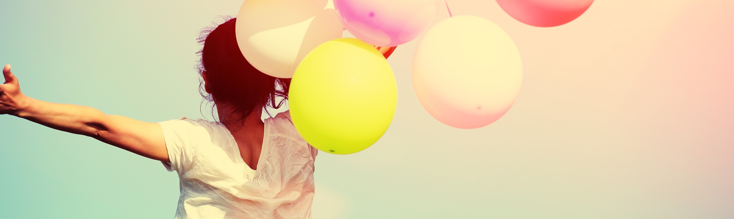 Vrouw met bos ballonnen ter illustratie van krachten bundelen voor goede customer experience