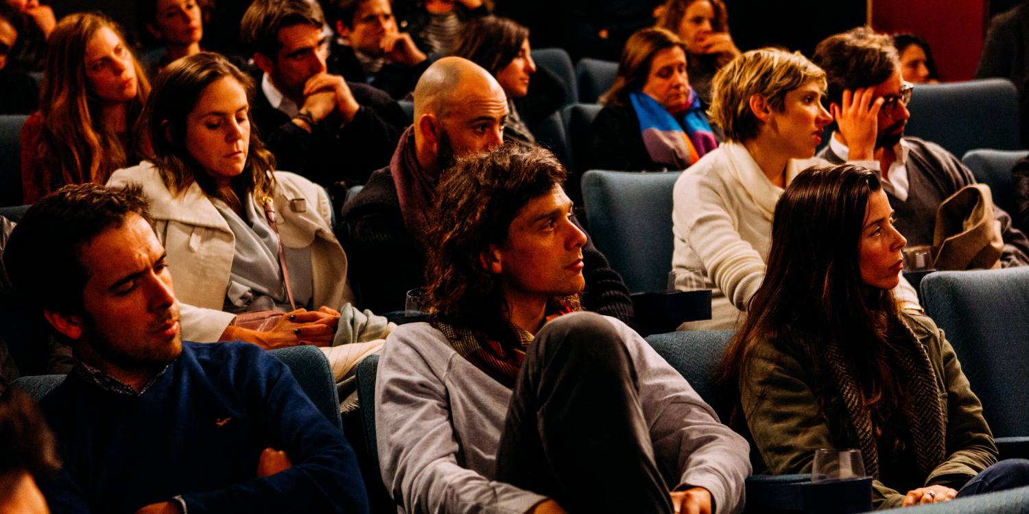 Mensen in een zaal.