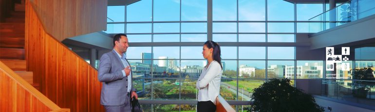Twee mederwerkers die met elkaar praten