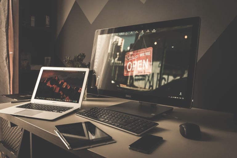 Foto van bureau met apparaten ter illustratie van digitale werkplek | Bron: Pexels