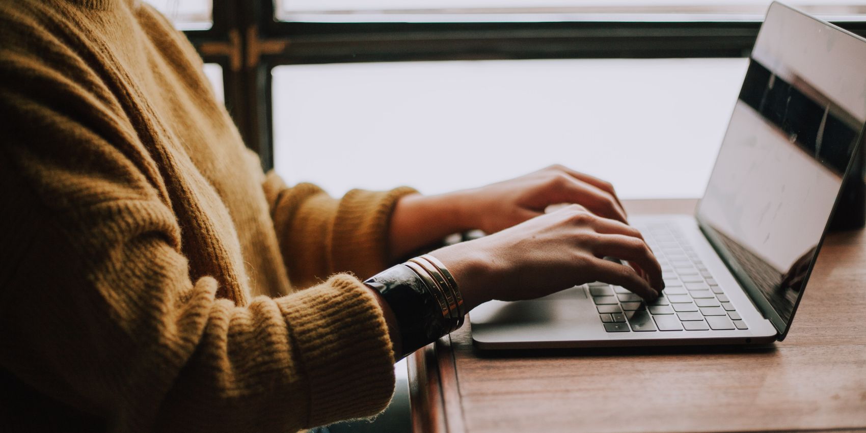 Vrouw achter een computer.