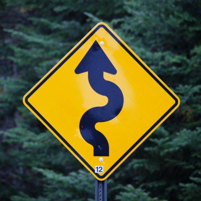 Foto van geel verkeersbord met pijl | Bron: Unsplash