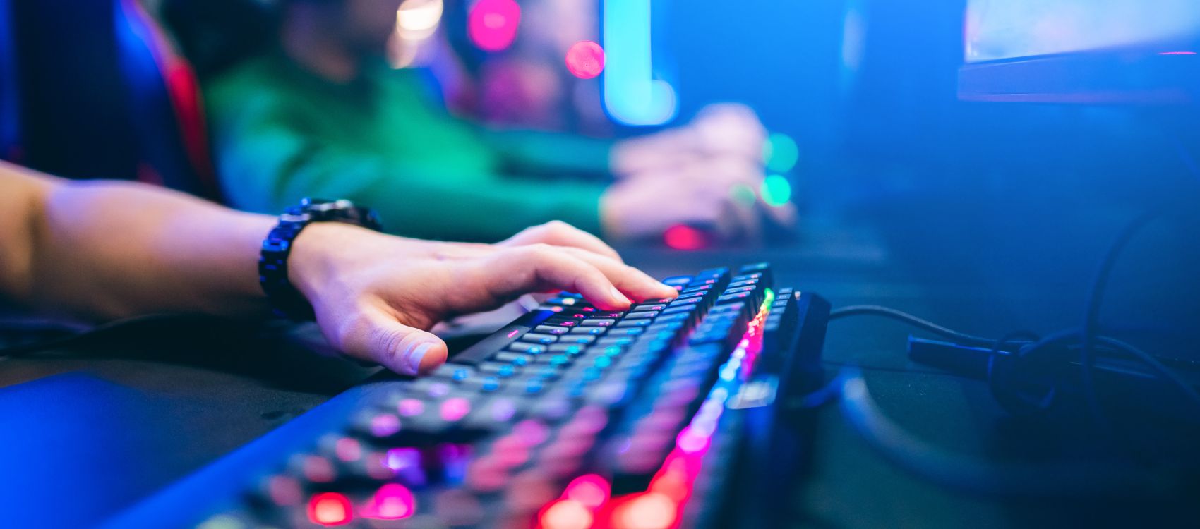 Persoon die online aan het gamen is.