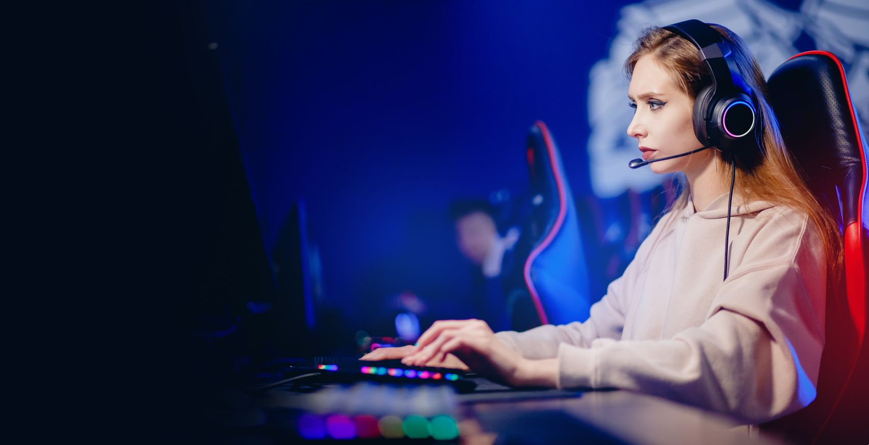 Mevrouw die online aan het gamen is.