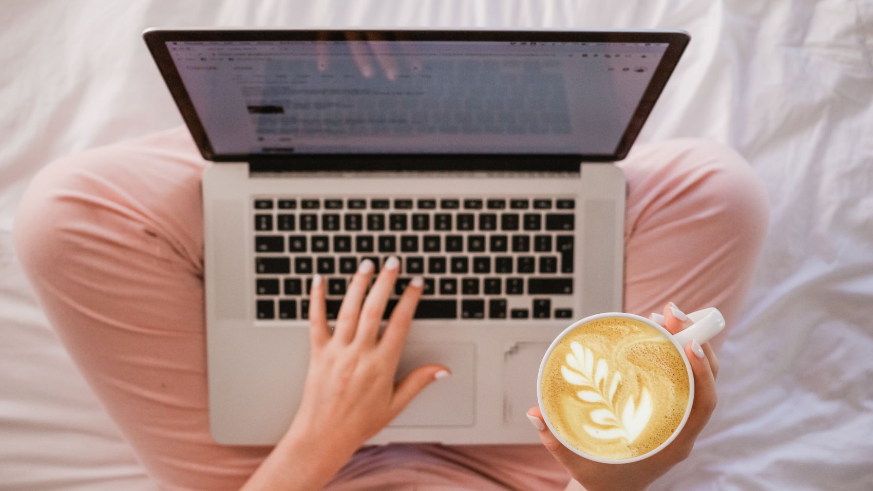 Iemand die informatie opzoekt op een laptop.