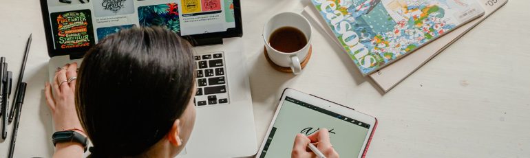 Vrouw aan het werken aan een bureau bij artikel over ChatGPT gebruiken in contentmarketing