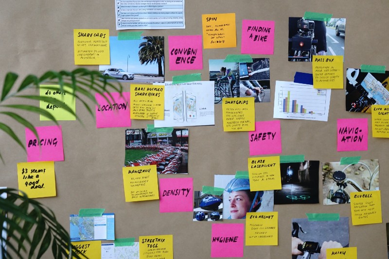 Bord met post-its.