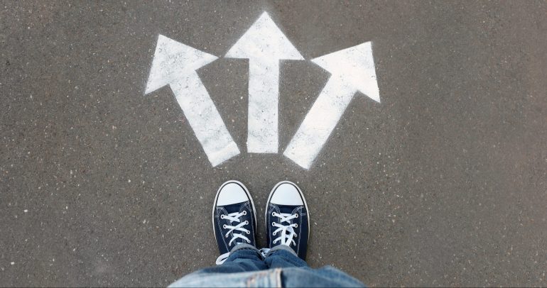 Sneakers op asfalt