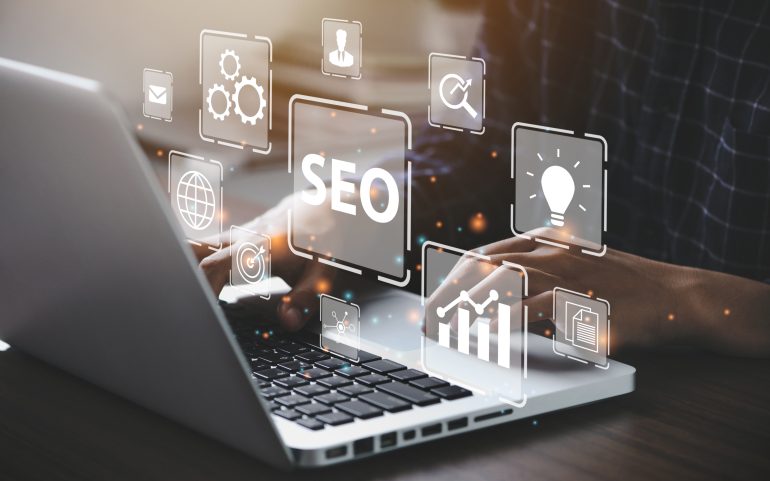 Computer met symbolen over SEO erboven - Bron: Deemerwha studio via Shutterstock.