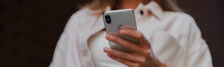Persoon met smartphone.